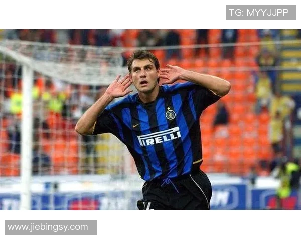 前锋球衣上的足球明星背后的故事与传奇人生揭秘 前锋球衣上的足球明星背后的故事与传奇人生揭秘